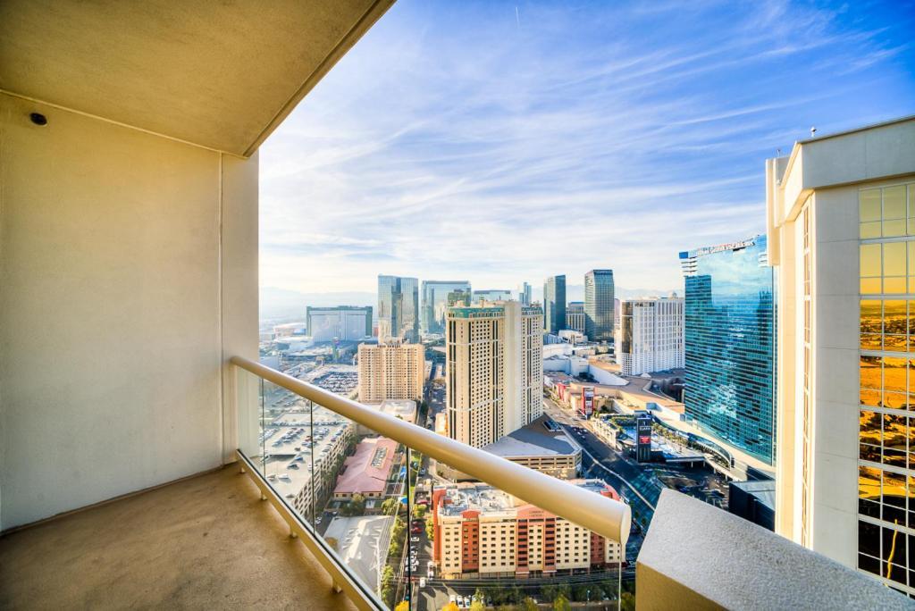 Elite Signature 2BR Suite Balcony Jetted Tub