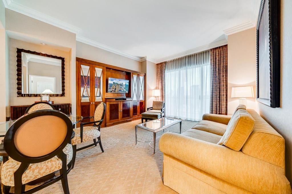 Elite Signature 2BR Suite Balcony Jetted Tub