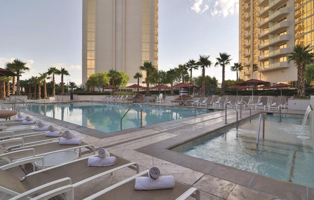 Elite Signature 2BR Suite Balcony Jetted Tub