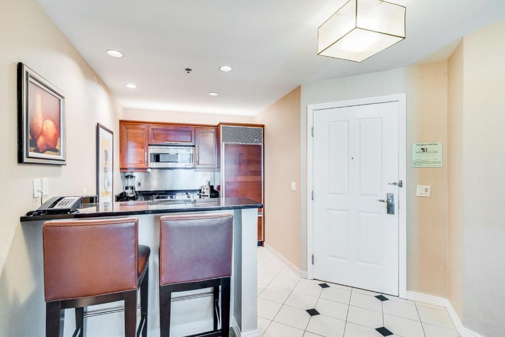 Elite Signature 2BR Suite Balcony Jetted Tub