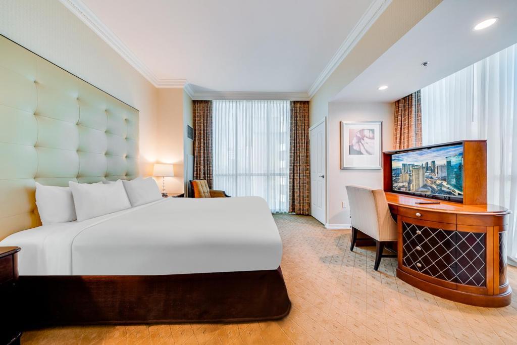 Elite Signature 2BR Suite Balcony Jetted Tub