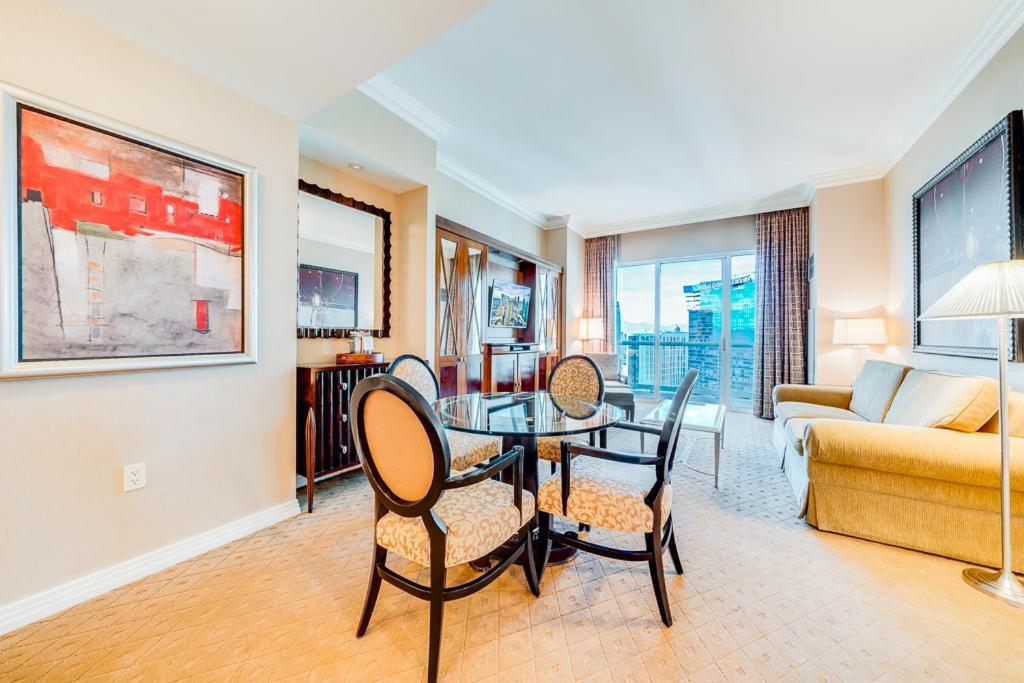Elite Signature 2BR Suite Balcony Jetted Tub