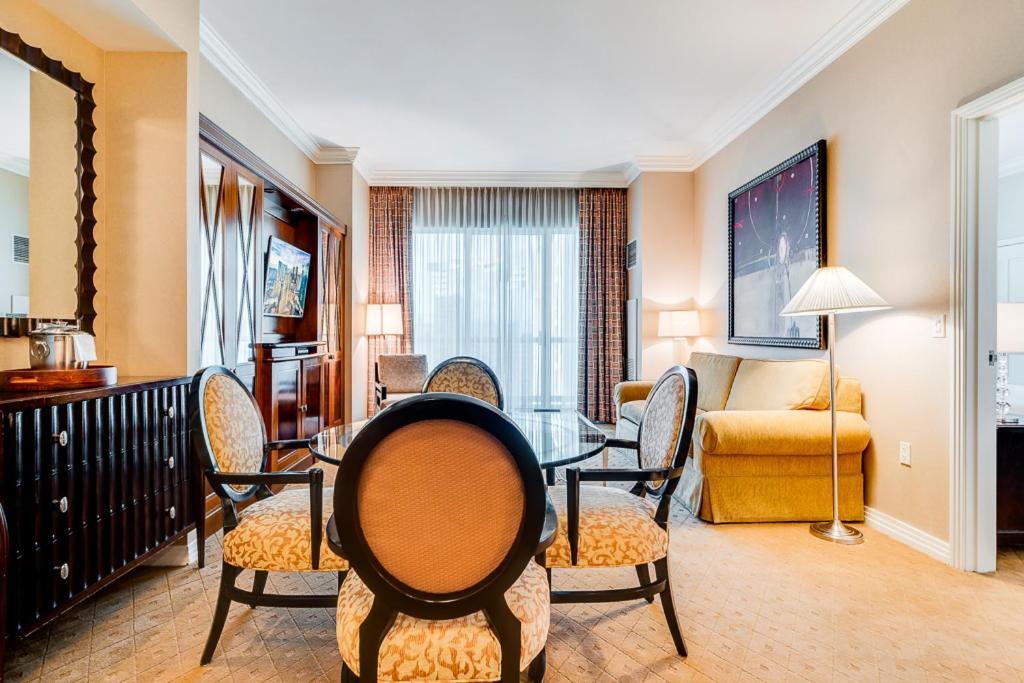 Elite Signature 2BR Suite Balcony Jetted Tub