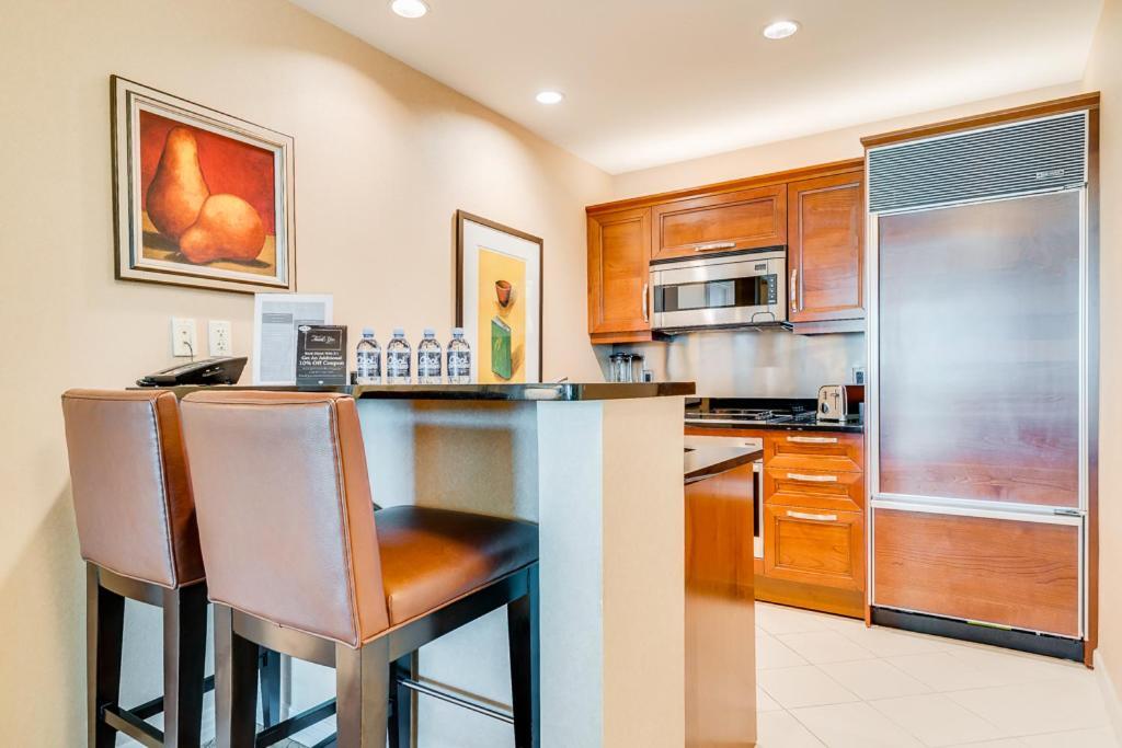 Elite Signature 2BR Suite Balcony Jetted Tub