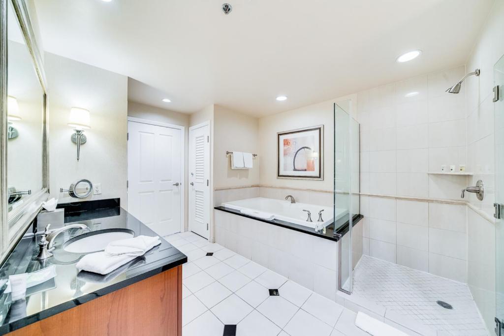 Elite Signature 2BR Suite Balcony Jetted Tub