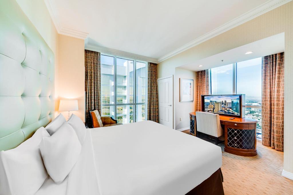 Elite Signature 2BR Suite Balcony Jetted Tub