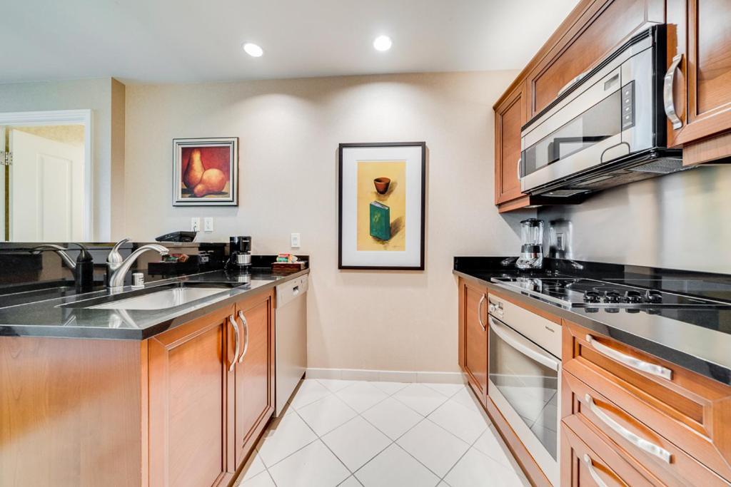 Elite Signature 2BR Suite Balcony Jetted Tub