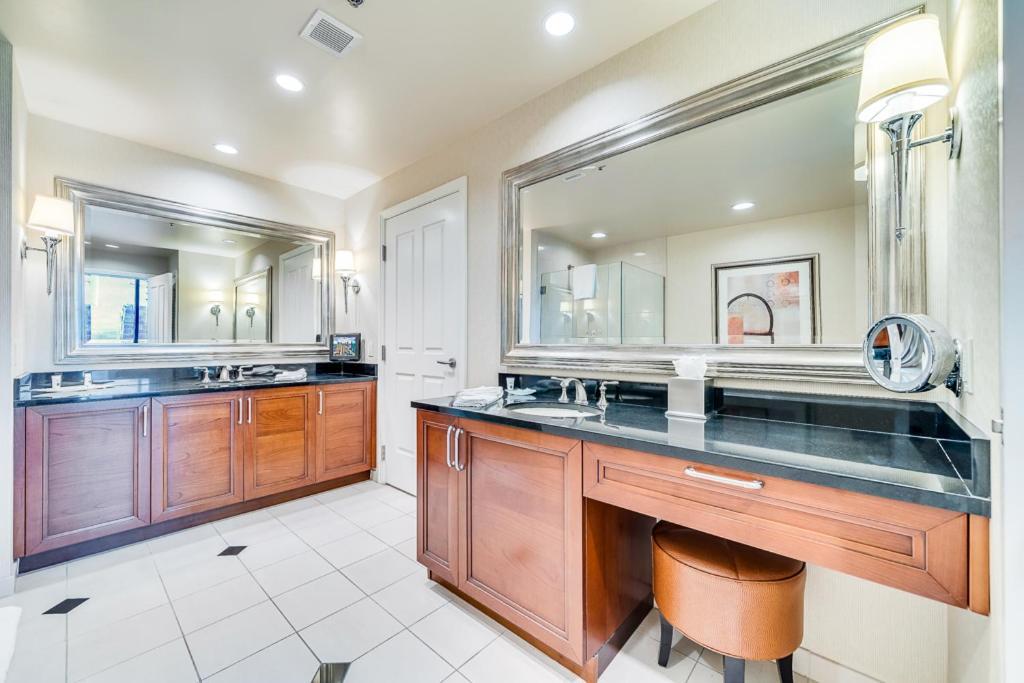 Elite Signature 2BR Suite Balcony Jetted Tub