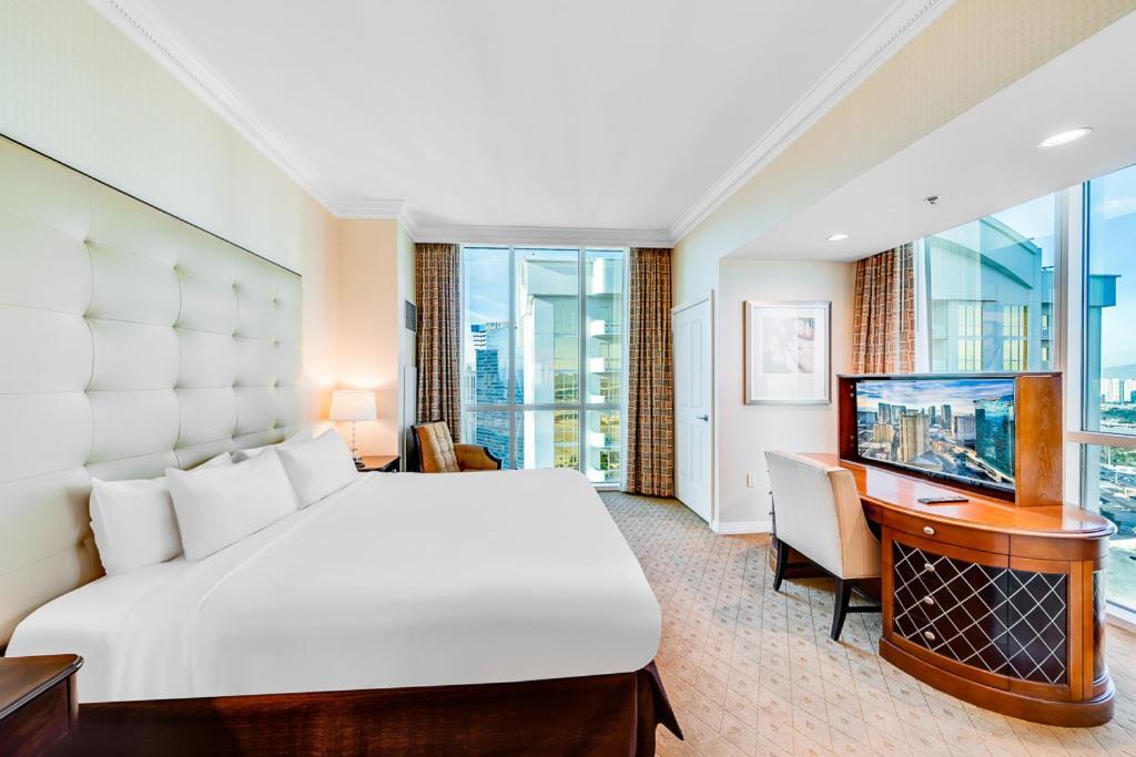 Elite Signature 2BR Suite Balcony Jetted Tub