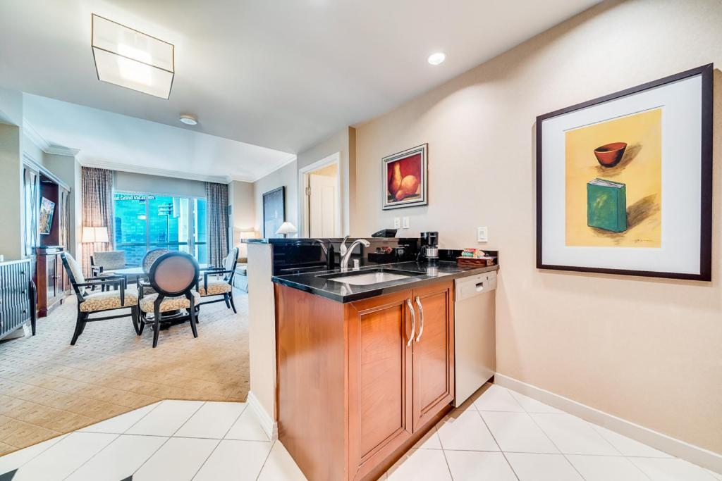 Elite Signature 2BR Suite Balcony Jetted Tub