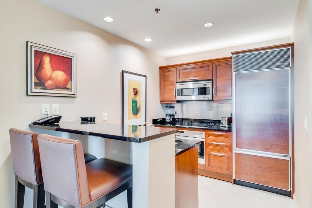 Elite Signature 2BR Suite Balcony Jetted Tub