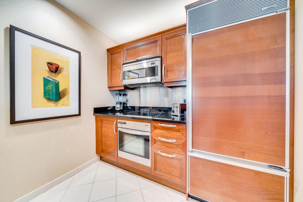 Elite Signature 2BR Suite Balcony Jetted Tub