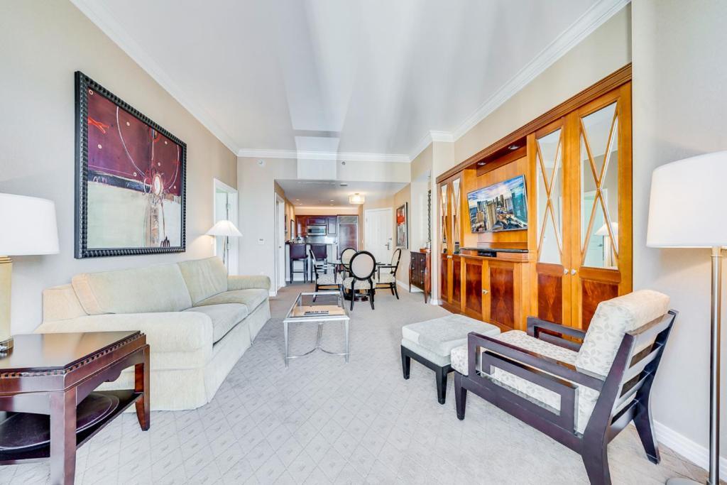 Elite Signature 2BR Suite Balcony Jetted Tub