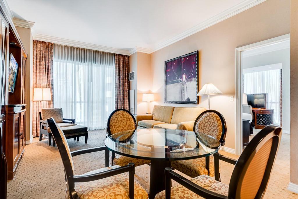 Elite Signature 2BR Suite Balcony Jetted Tub