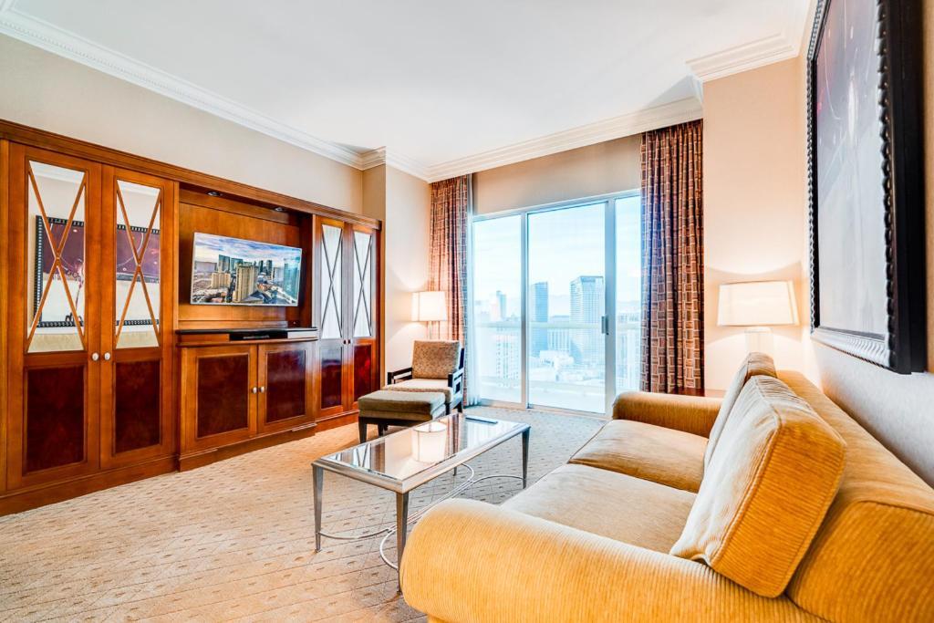 Elite Signature 2BR Suite Balcony Jetted Tub