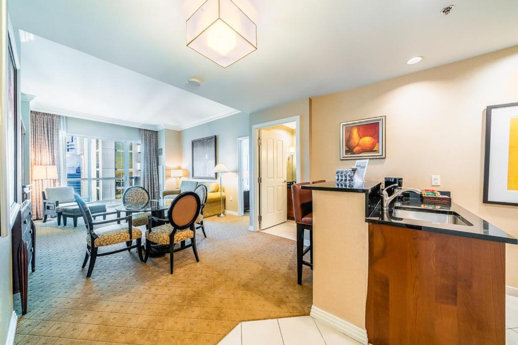 Elite Signature 2BR Suite Balcony Jetted Tub