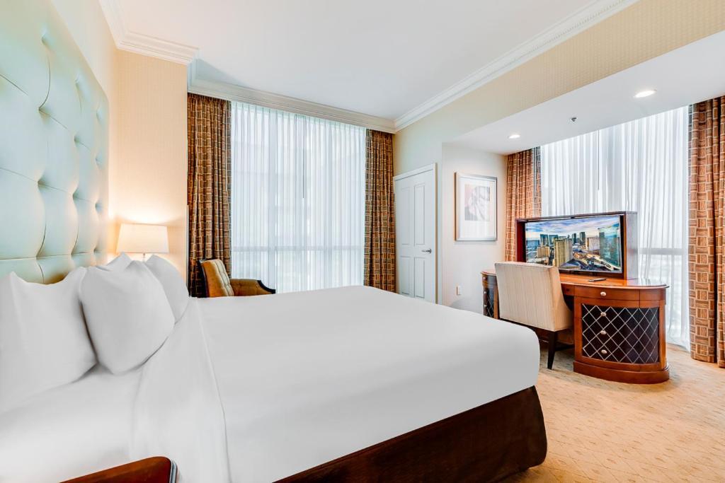 Elite Signature 2BR Suite Balcony Jetted Tub