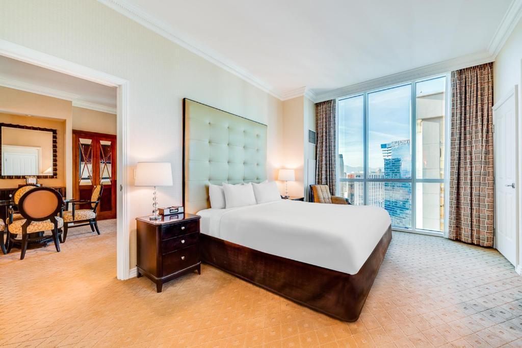Elite Signature 2BR Suite Balcony Jetted Tub