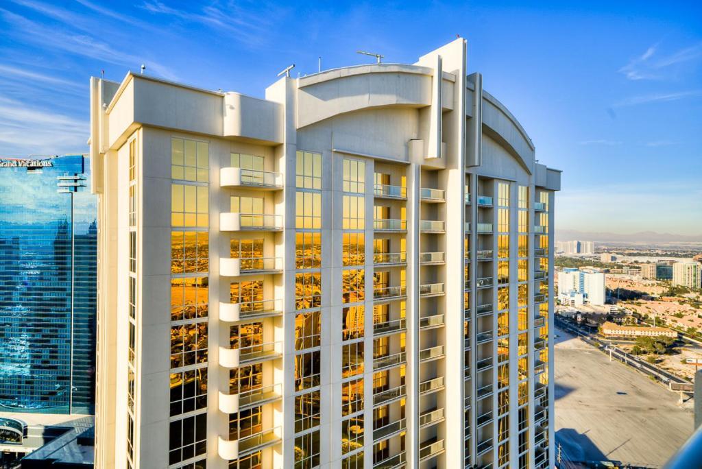 1BR Elite Penthouse Suite Strip View Balcony