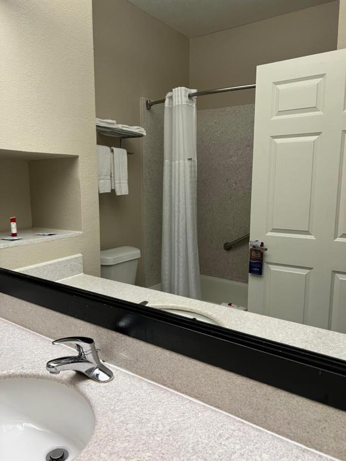 2 Queen Bed Mobility Accessible Room Bathtub w or Grab Bars Non-Smoking