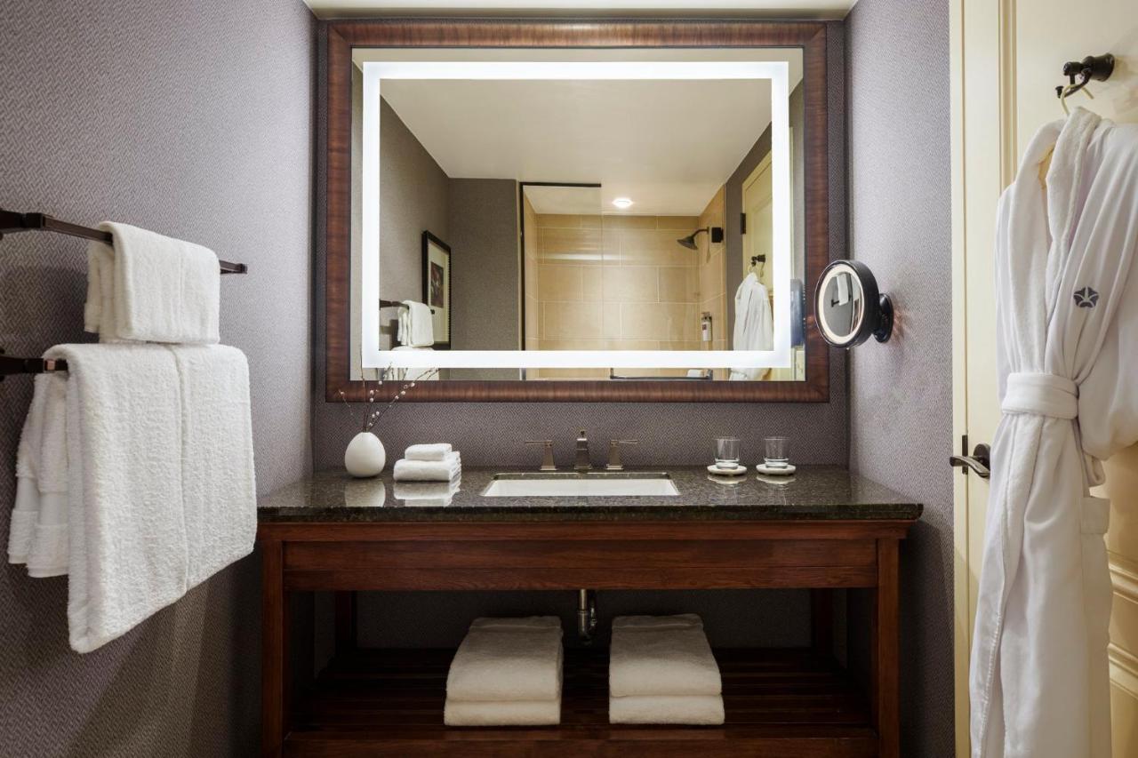 Classic Deluxe Accessible Room 1 King Bed Roll Shower