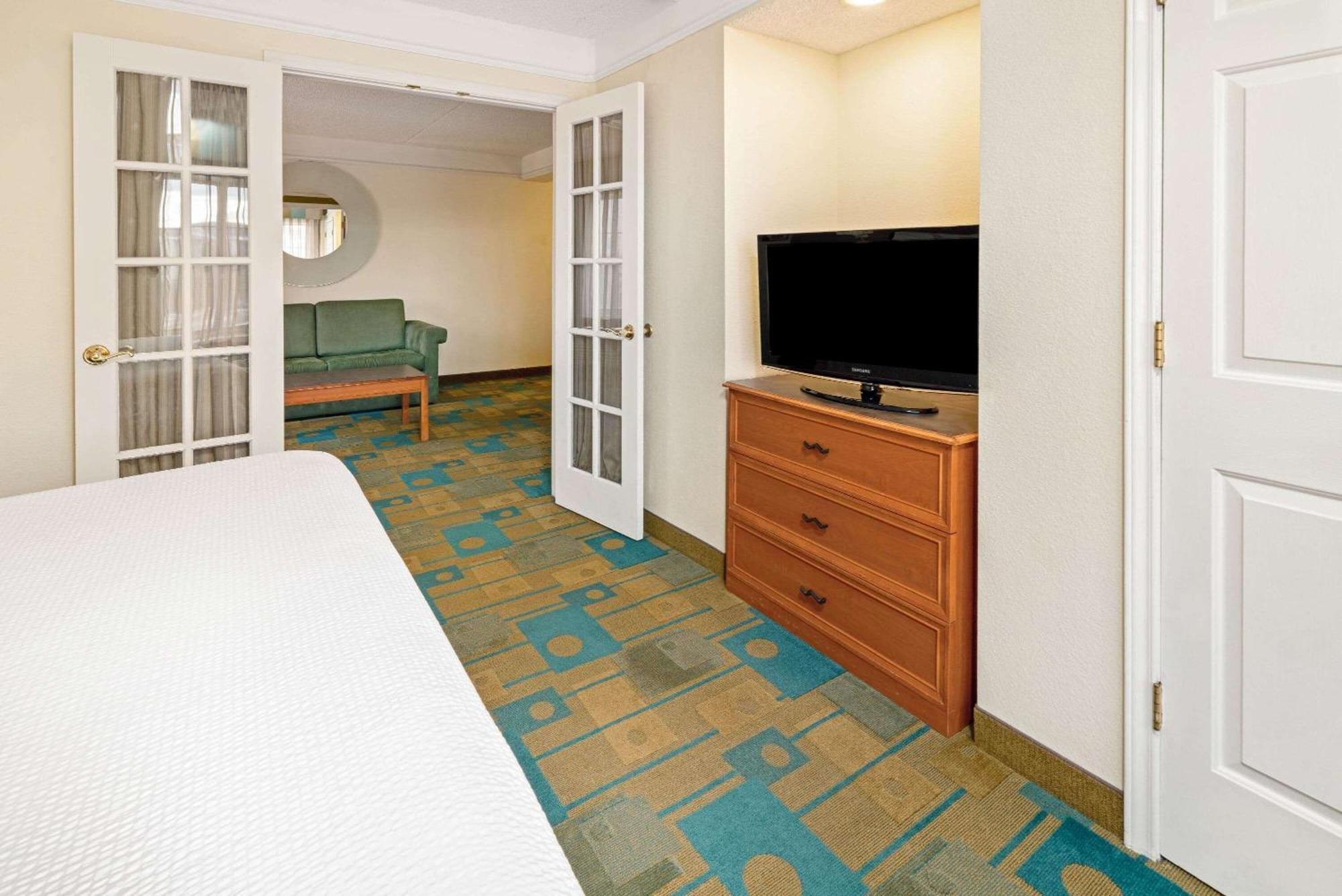 One-Bedroom King Suite Non-Smoking