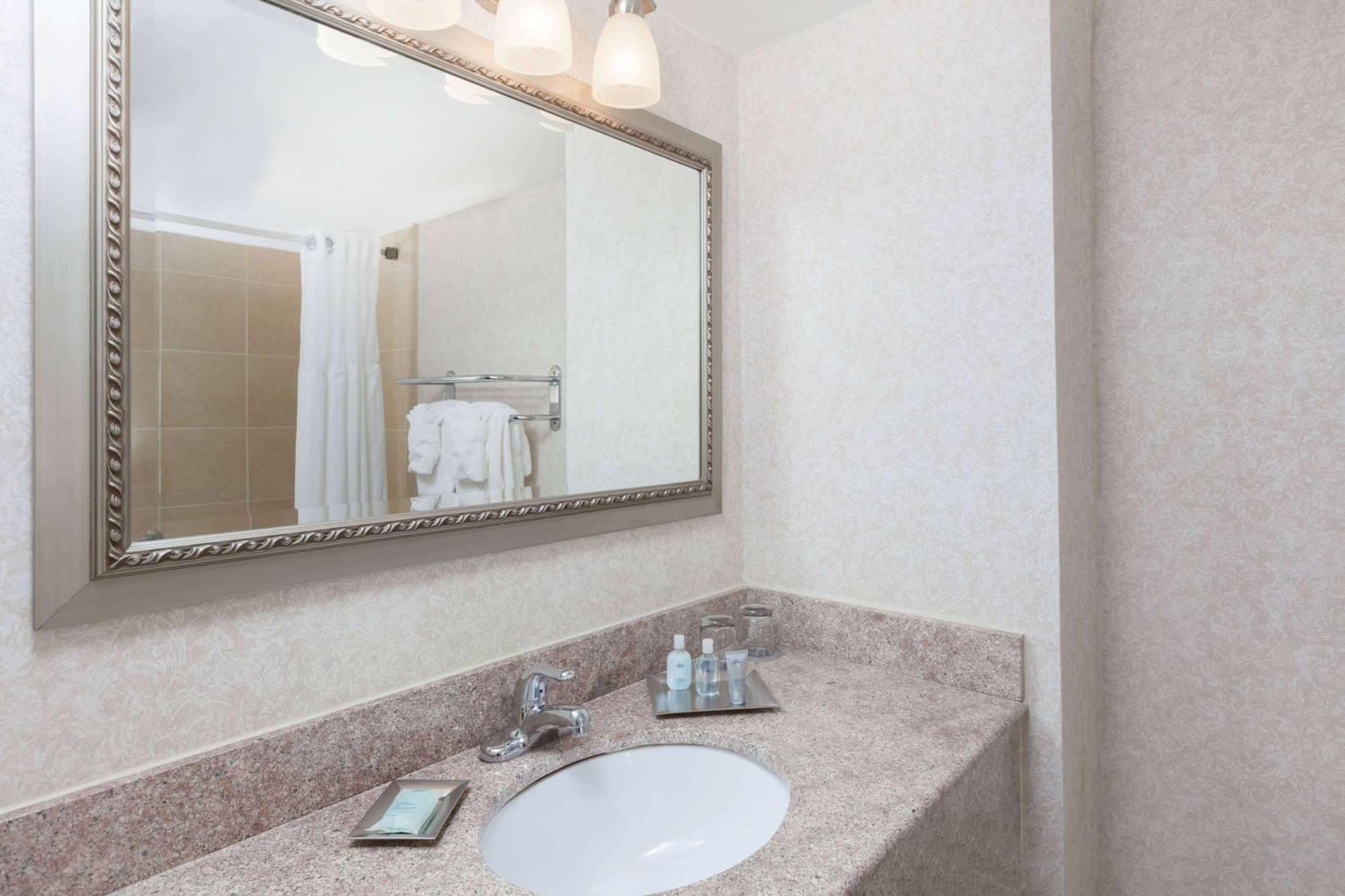 Coastal One-Bedroom Queen Suite Two Queen Beds Non-Smoking