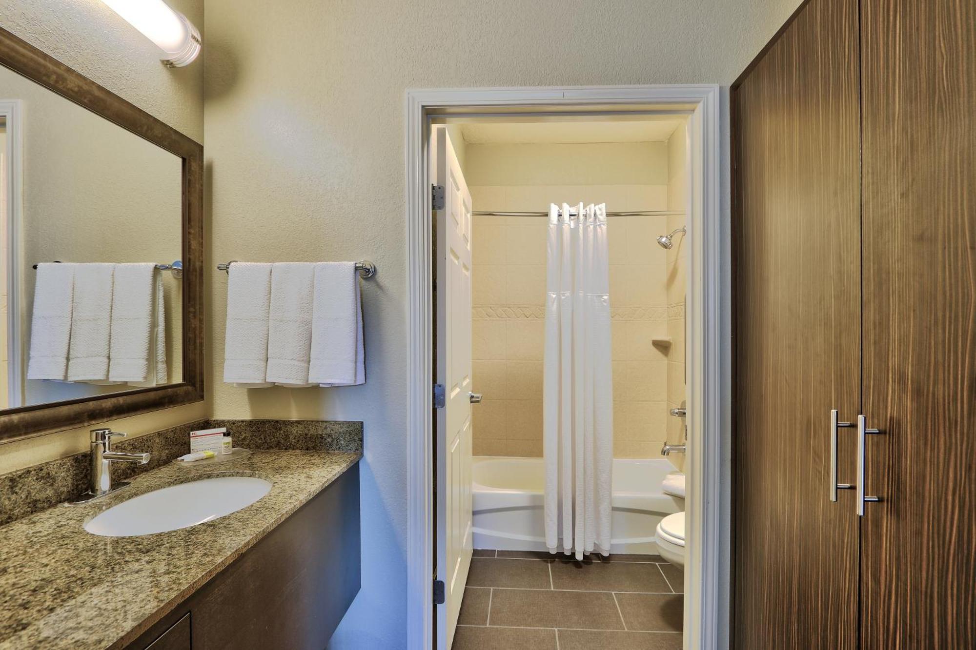 Two-Bedroom Suite One King Bed Two Queen Beds