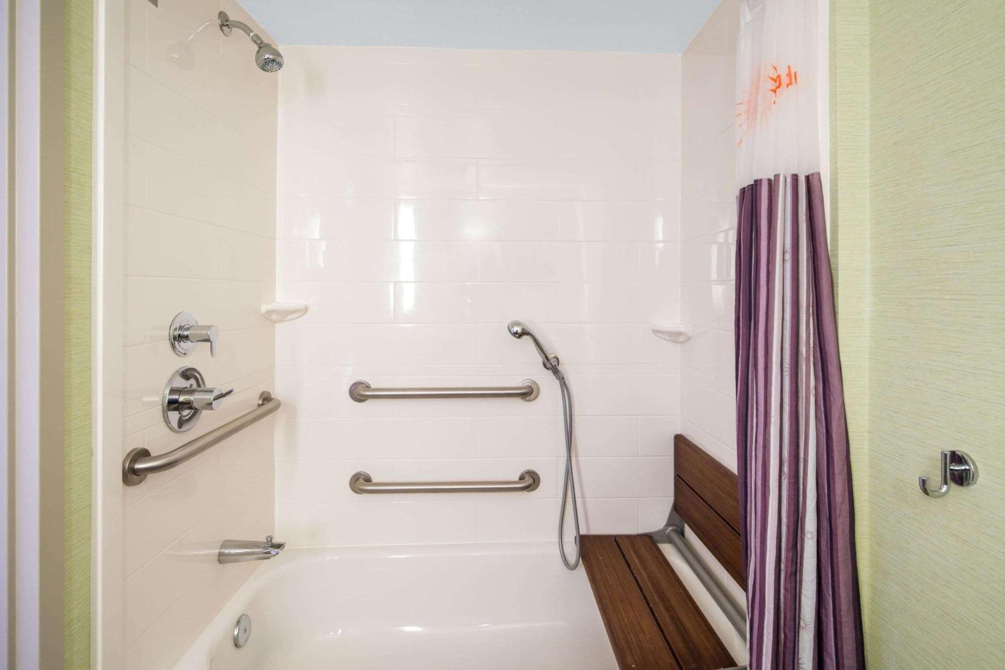 King Room Bath Tub Mobility Accessible or Non-Smoking