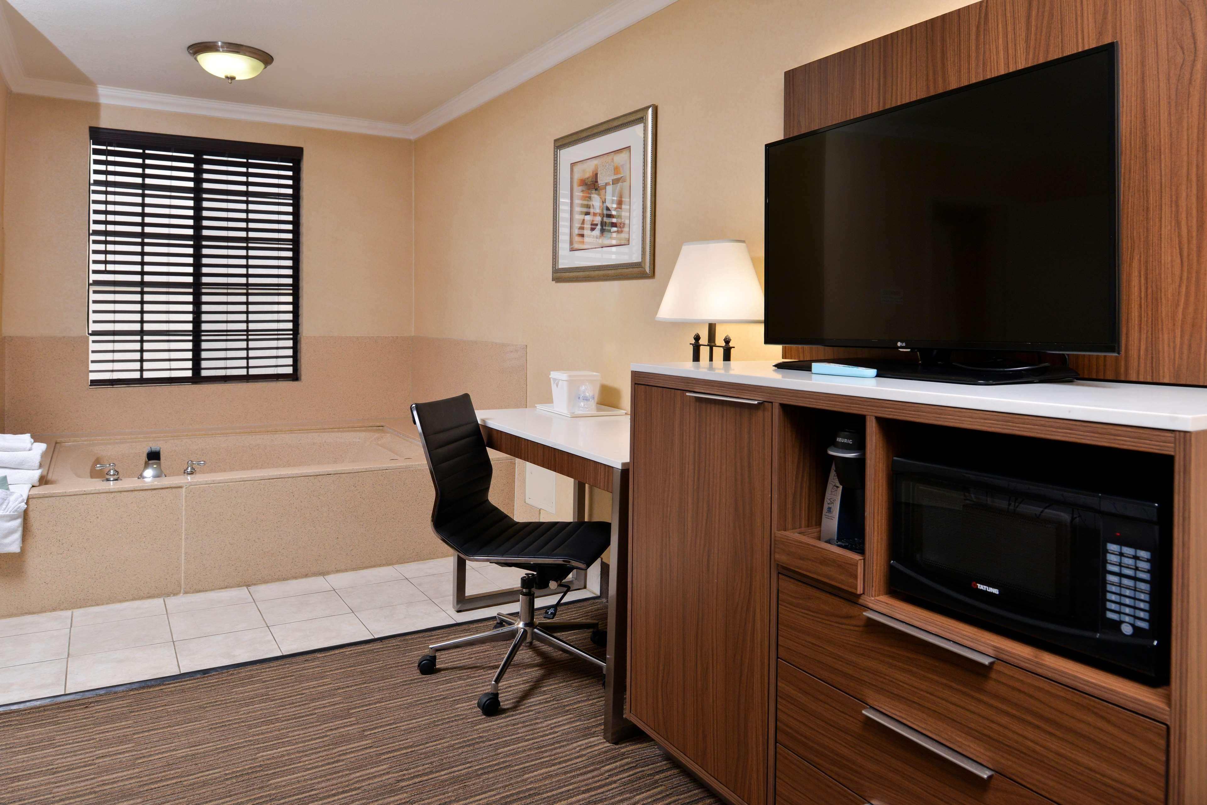 King Room Spa Bath Lower Level or Non-Smoking