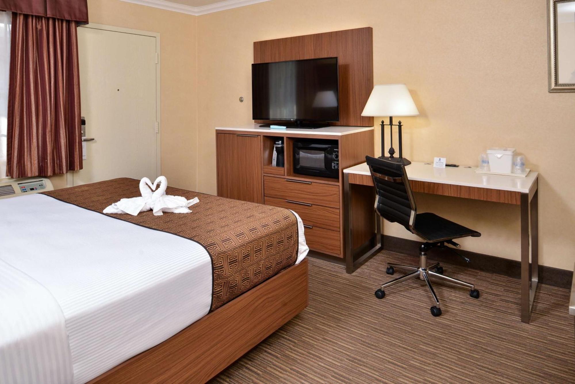 King Room Bath Tub Sofa Bed Disability Access or Non-Smoking