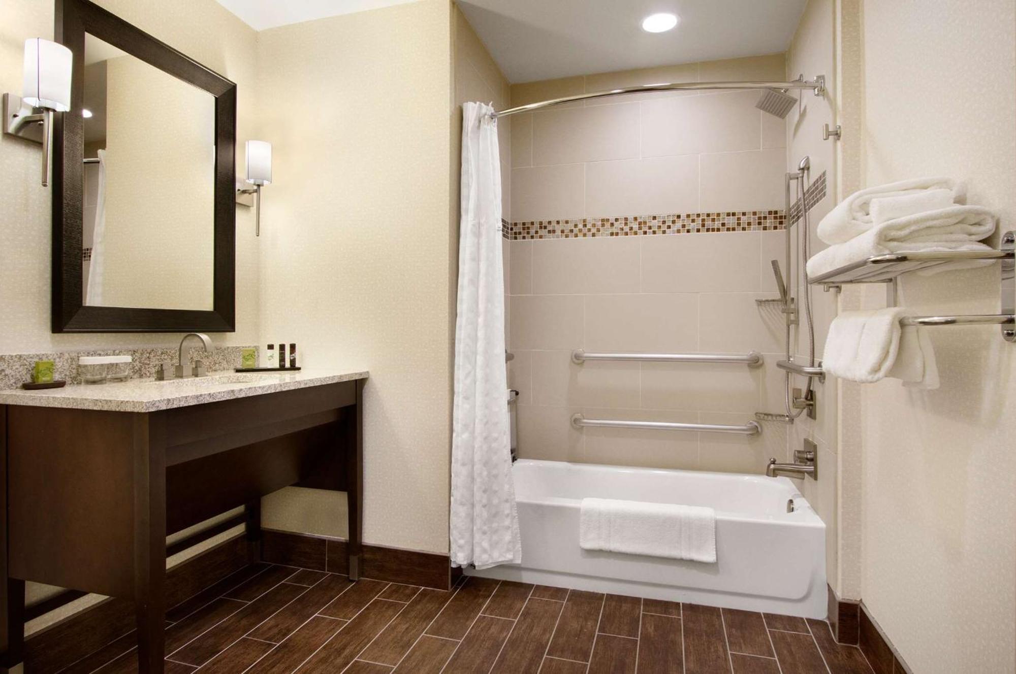 King Suite Accessible Tub Mobility Hearing Access or Non-Smoking