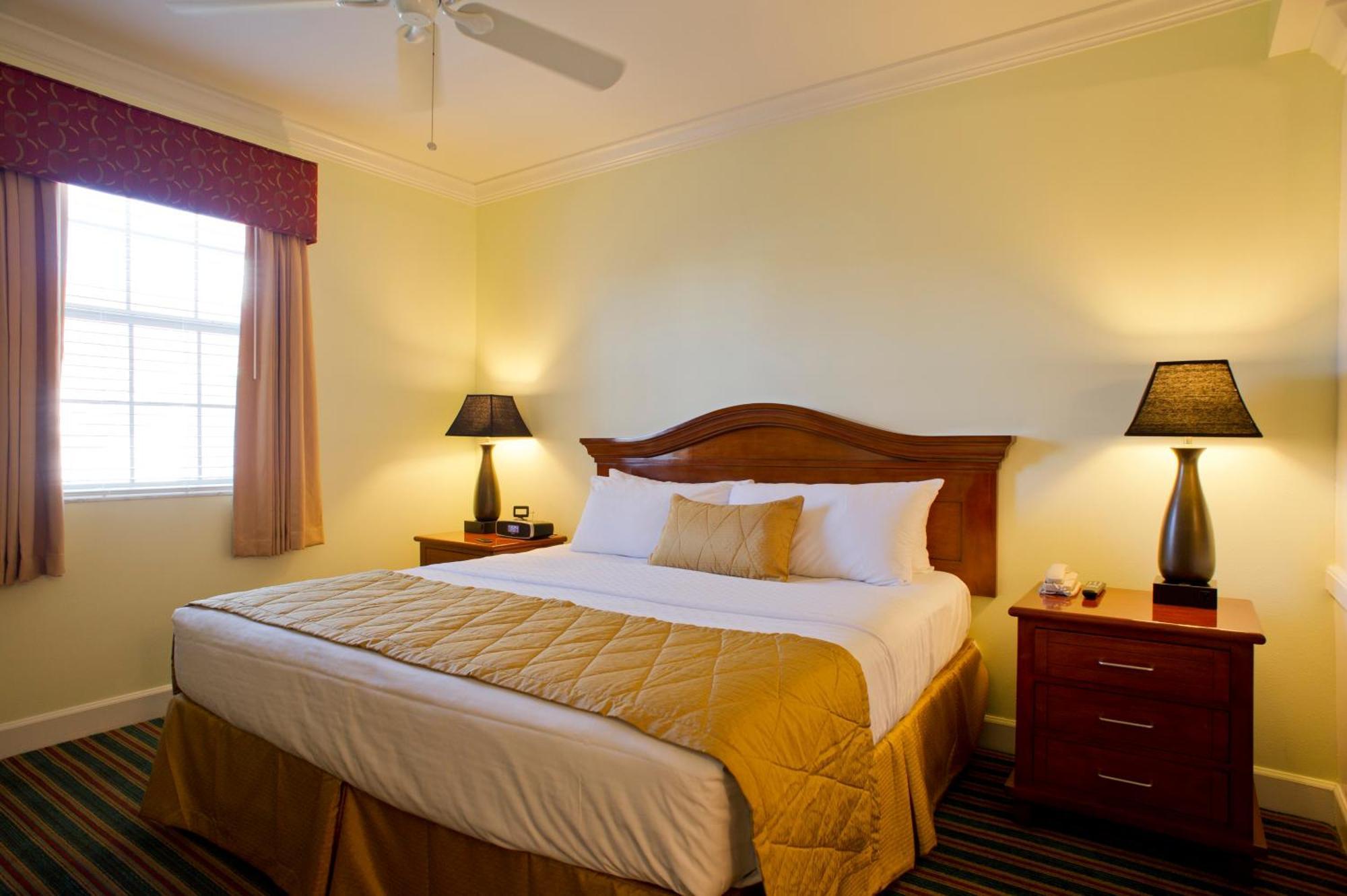 Three-Bedroom King Suite Two Twin Beds Bath Tub Mobility Accessible