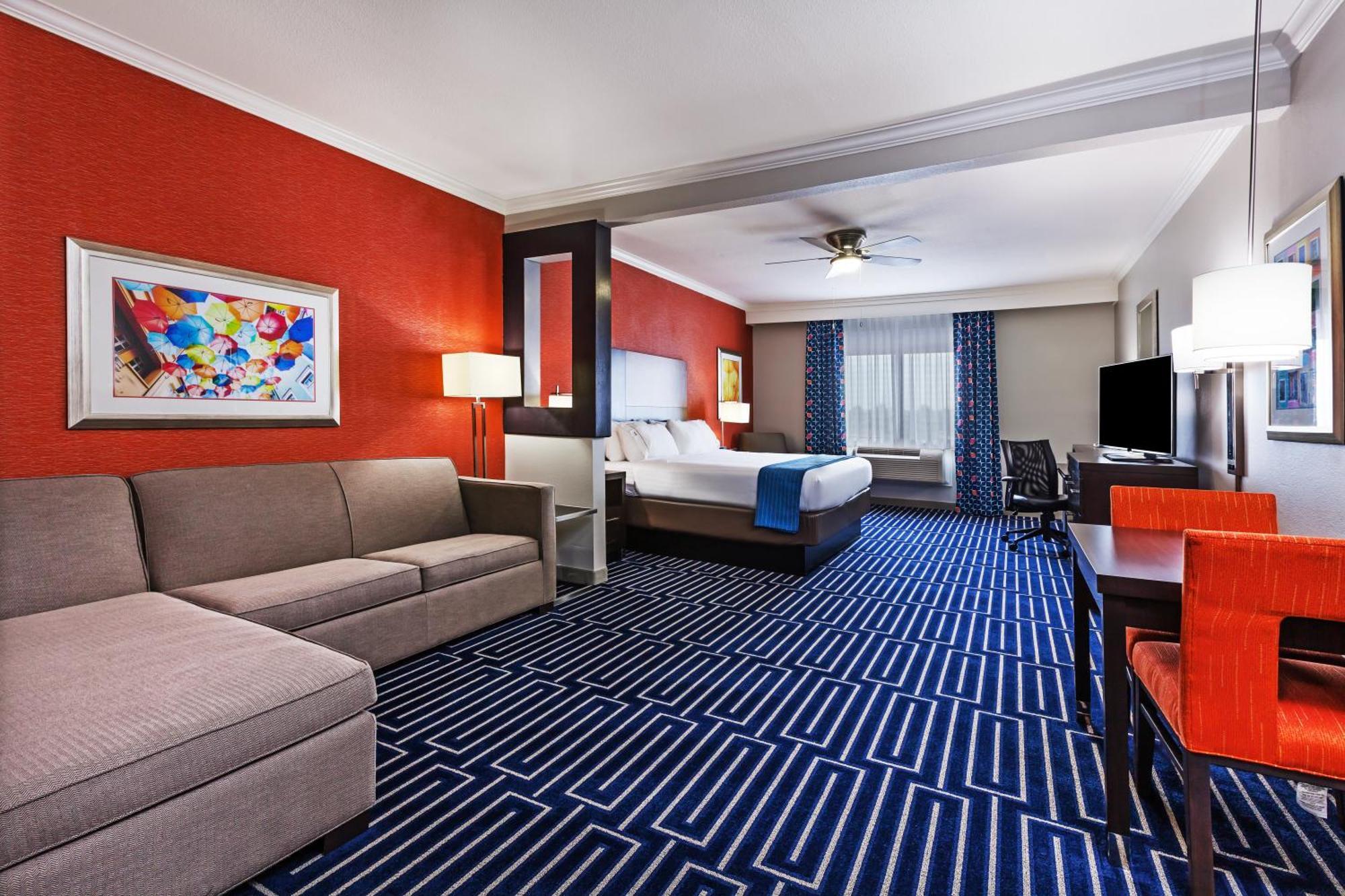 King Suite Pool View
