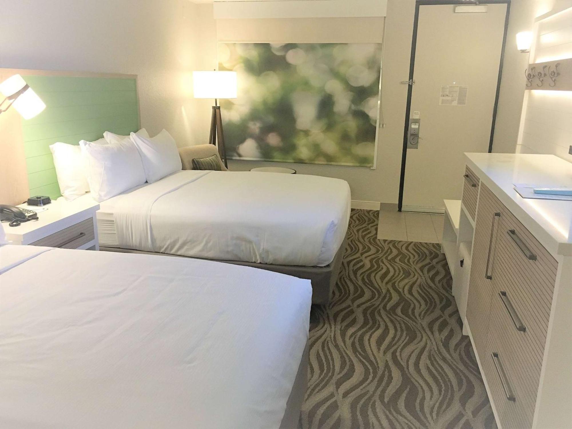 Standard Room Two Double Beds Lake View
