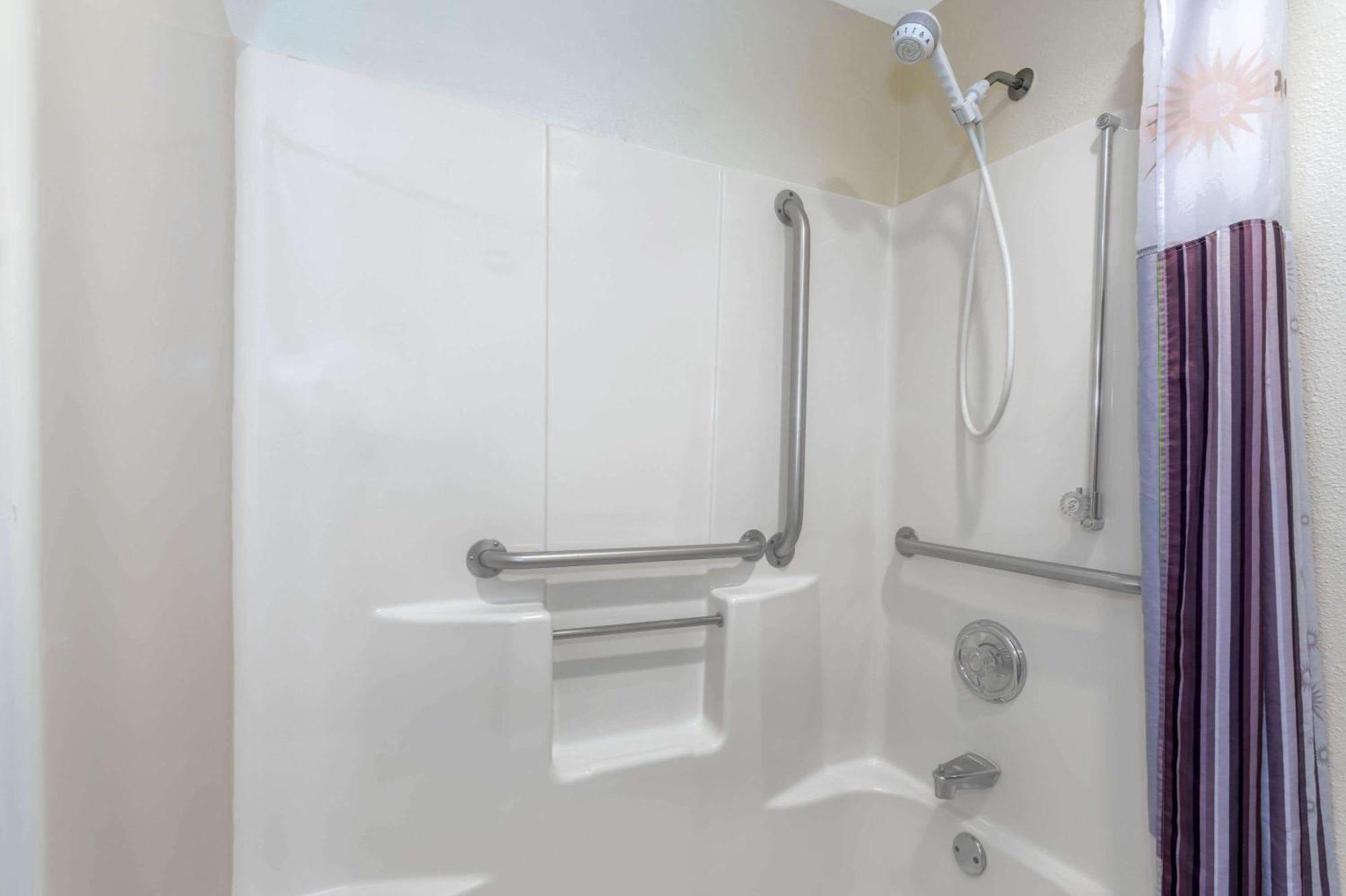 Double Room Bath Tub Mobility or Hearing Accessible or Non-Smoking
