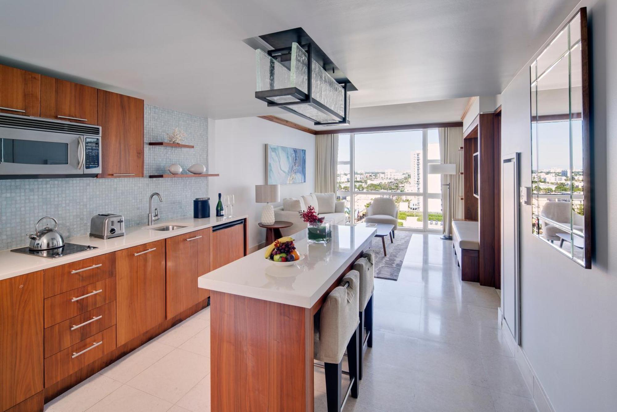 One-Bedroom Apartment King Bed City View