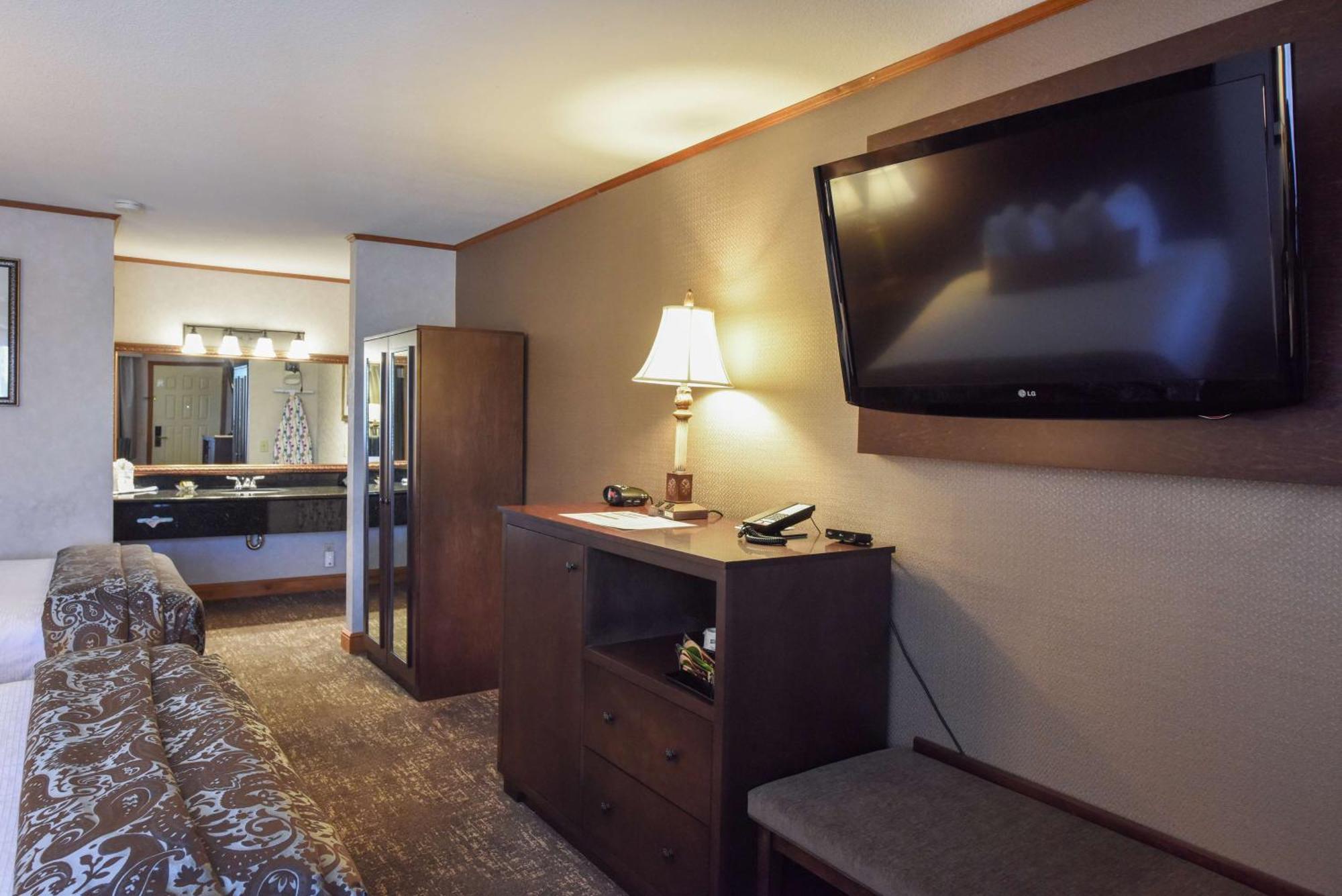 Queen Room Two Queen Beds Lake View