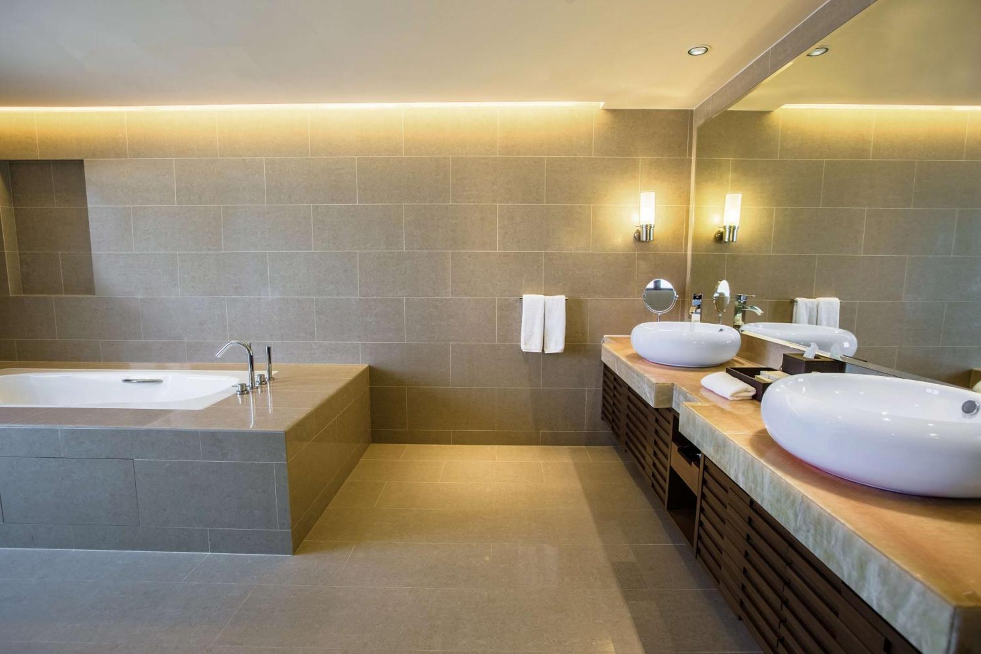 Regency Executive King Suite Sea View Club Access