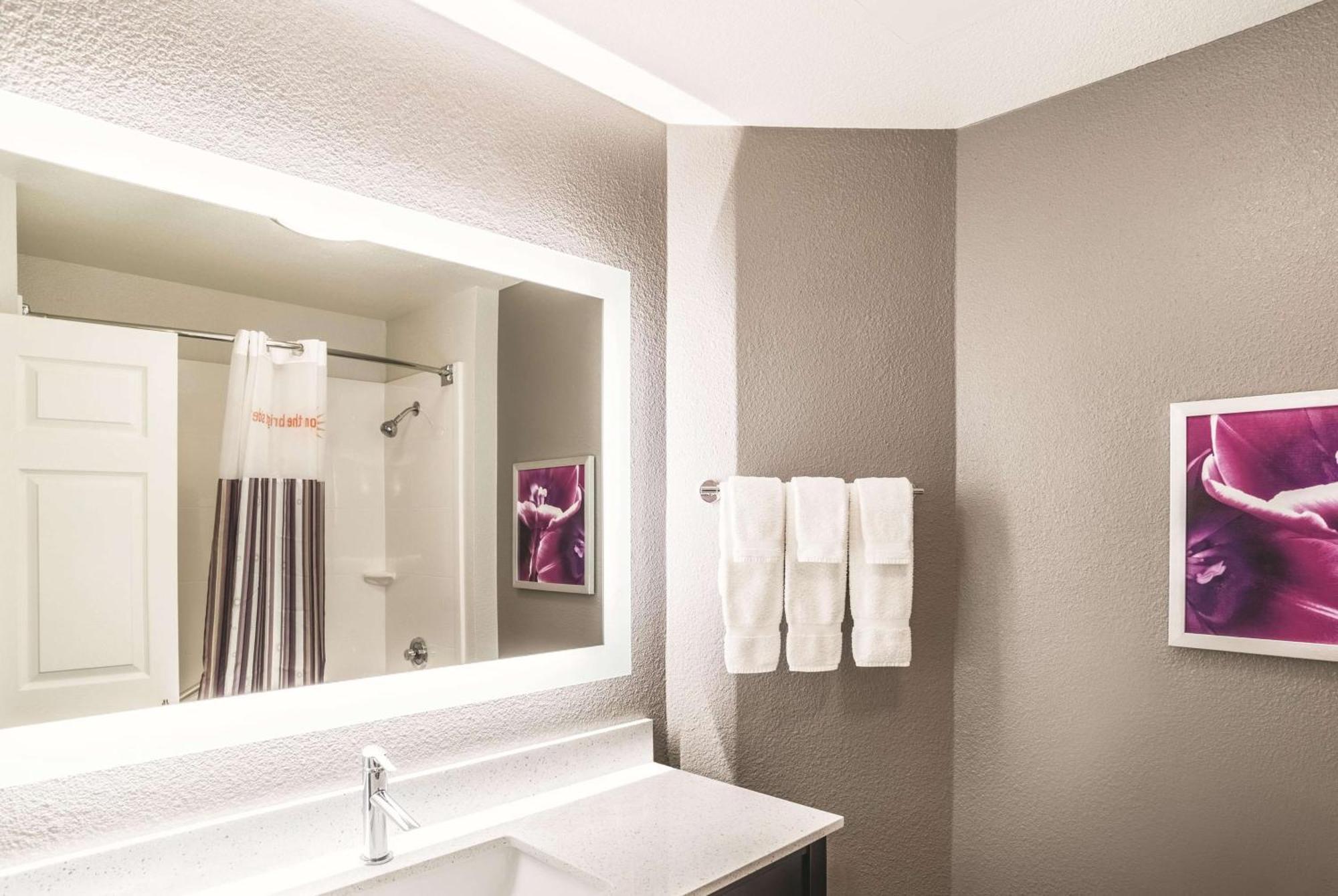 Queen Room Two Queen Beds Bath Tub Mobility Accessible or Non-Smoking