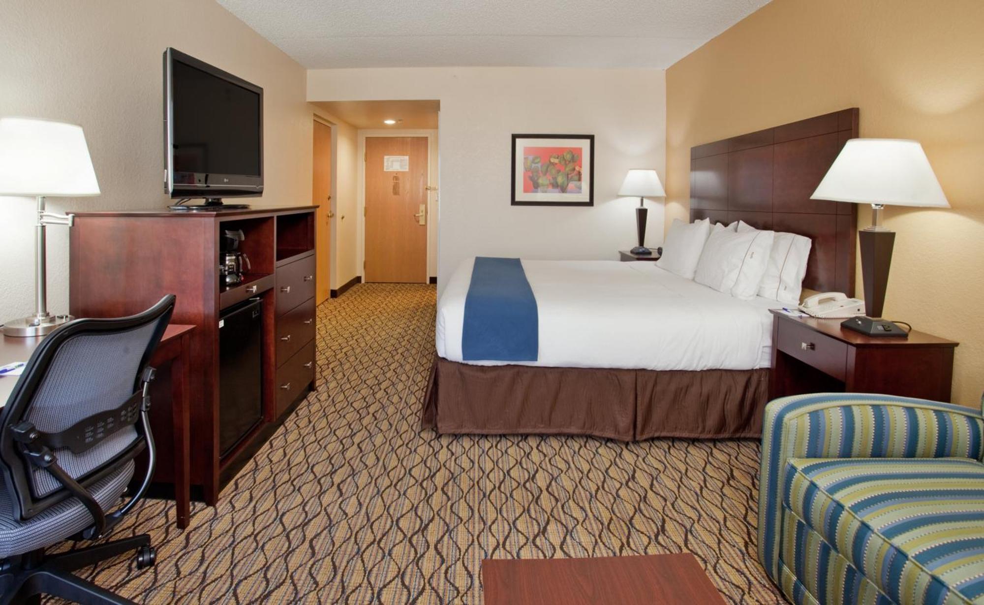 Standard King Room Sofa Bed Pool Courtyard View