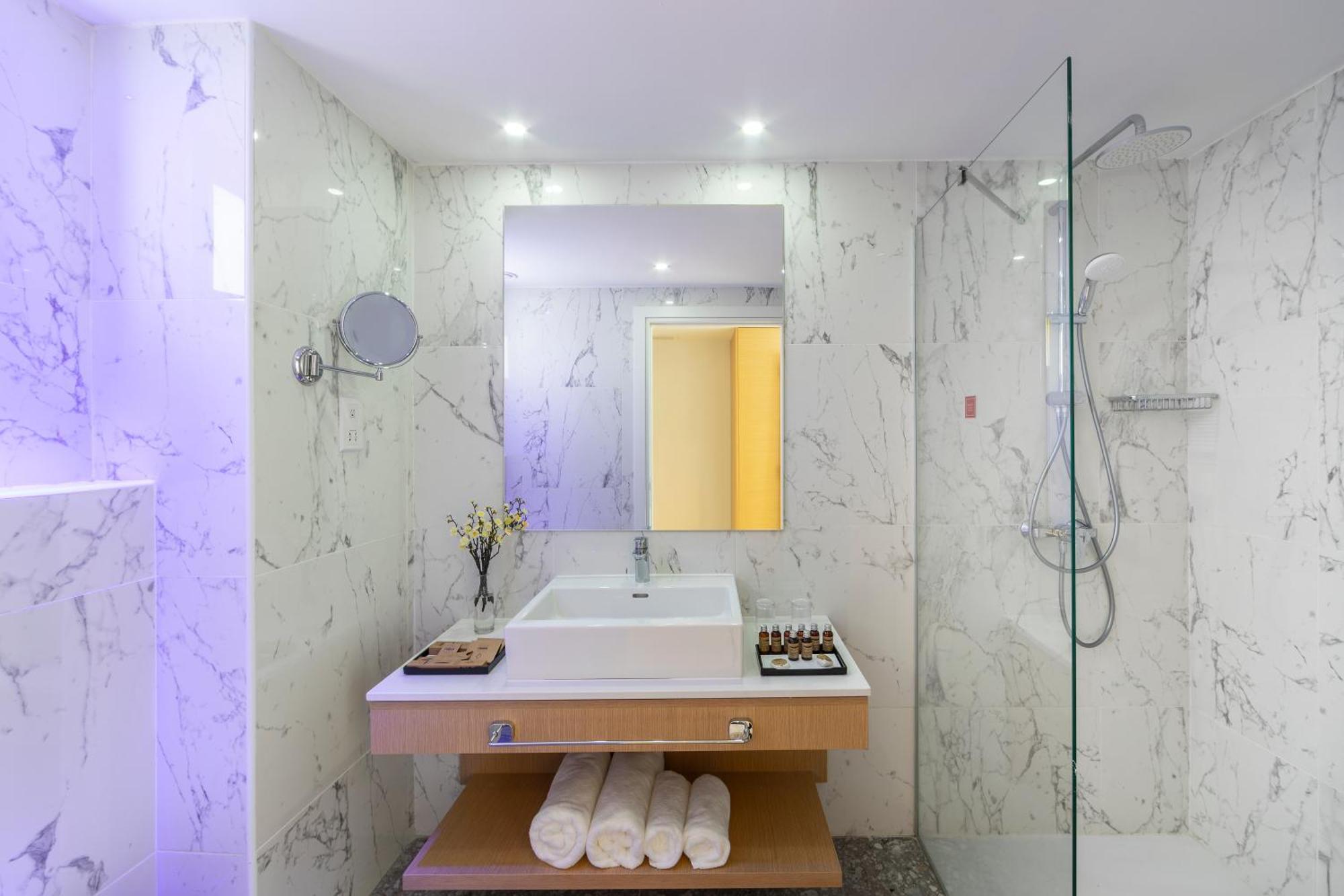 Apartament typu Junior Suite z wanną z hydromasażem i widokiem na morze