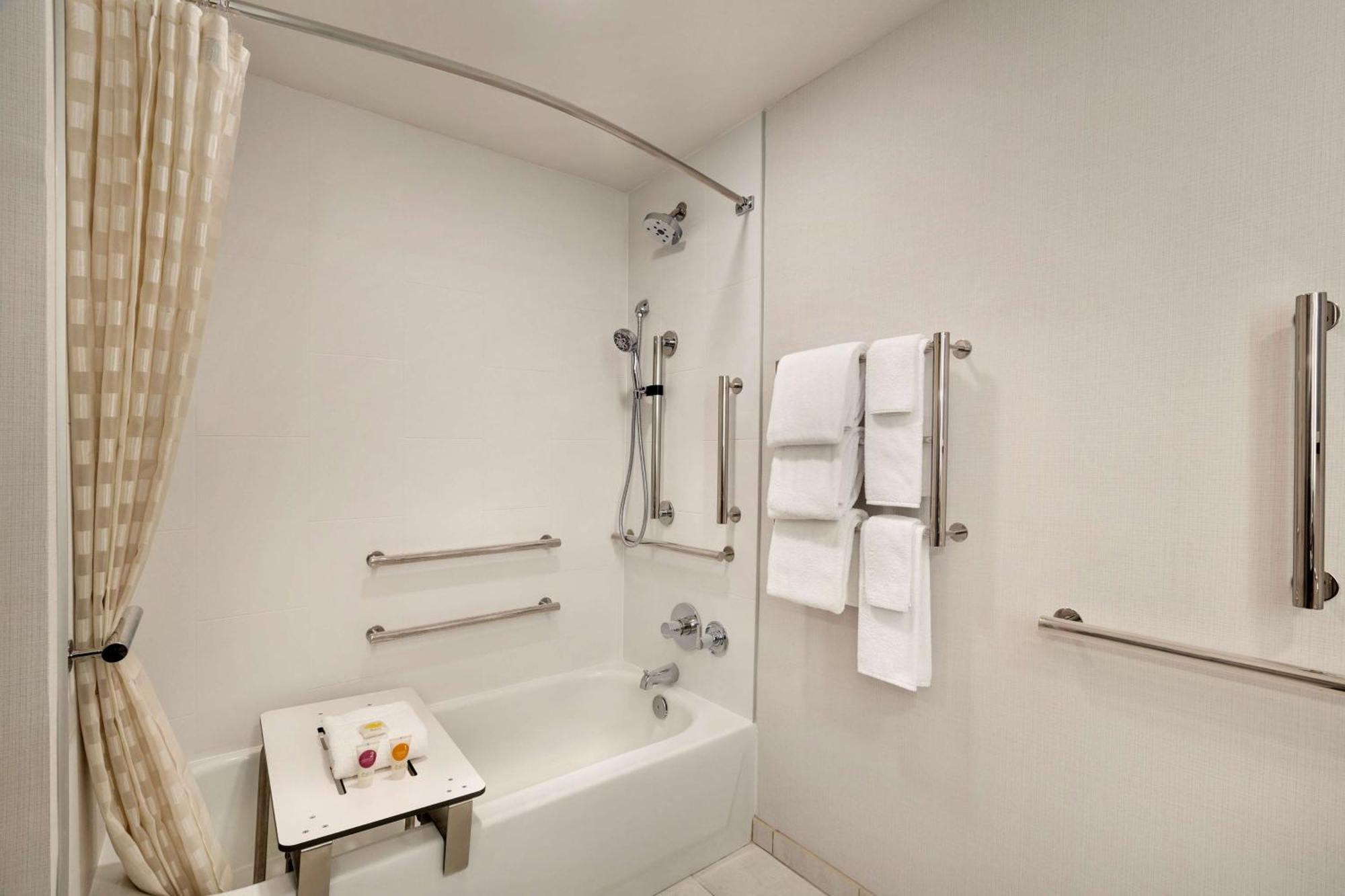 King Room Accessible Tub