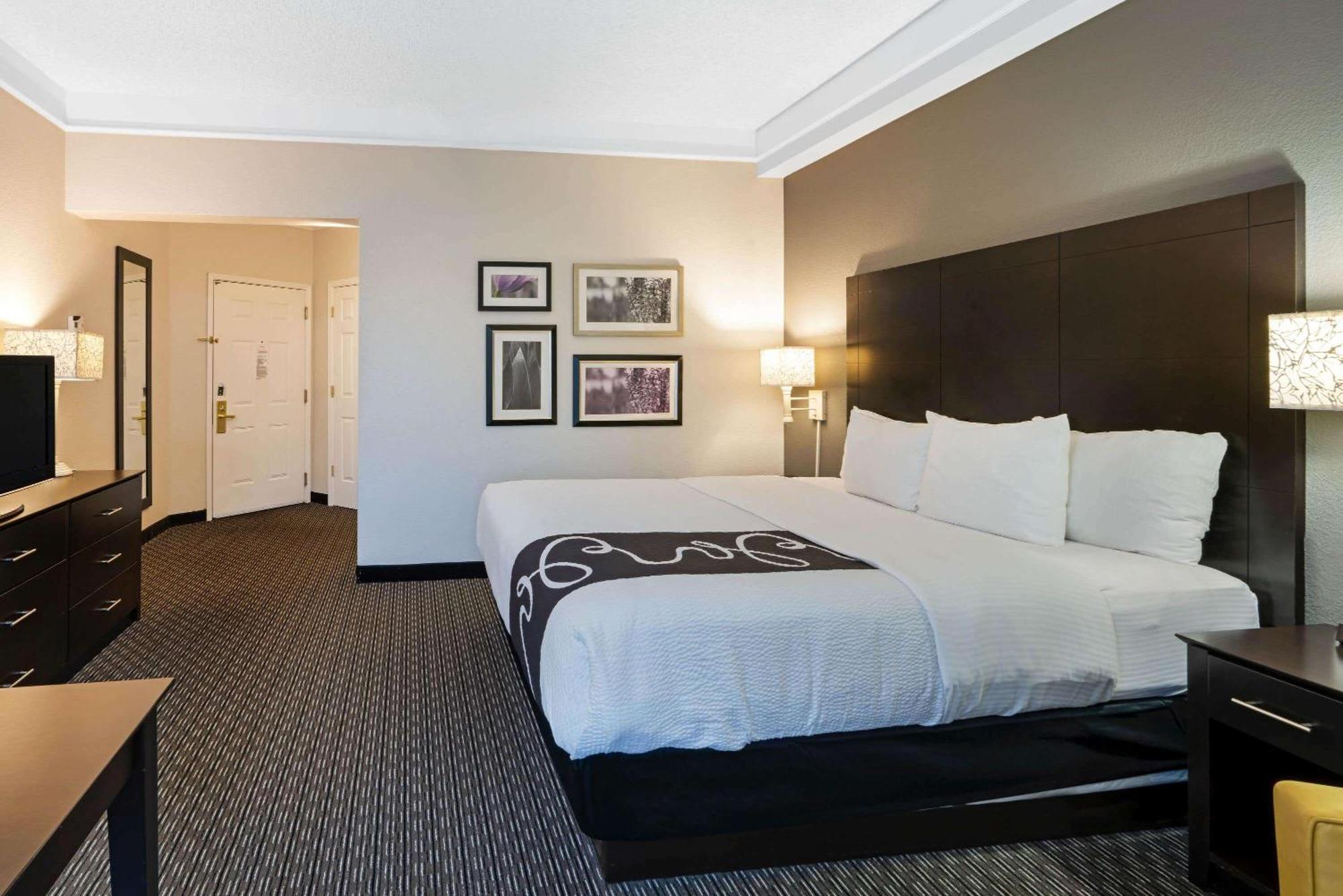 King Suite Sofa Bed Pool View