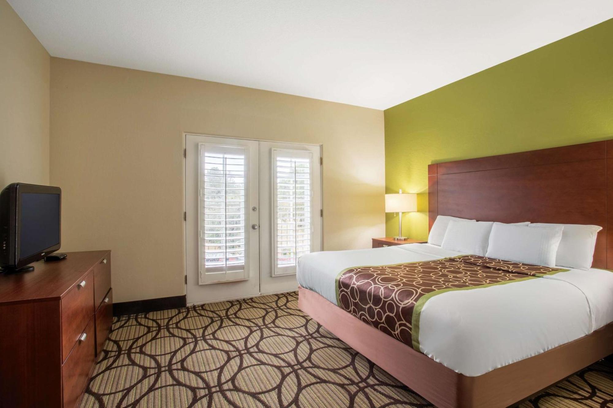 Deluxe Executive King Room Non-Smoking