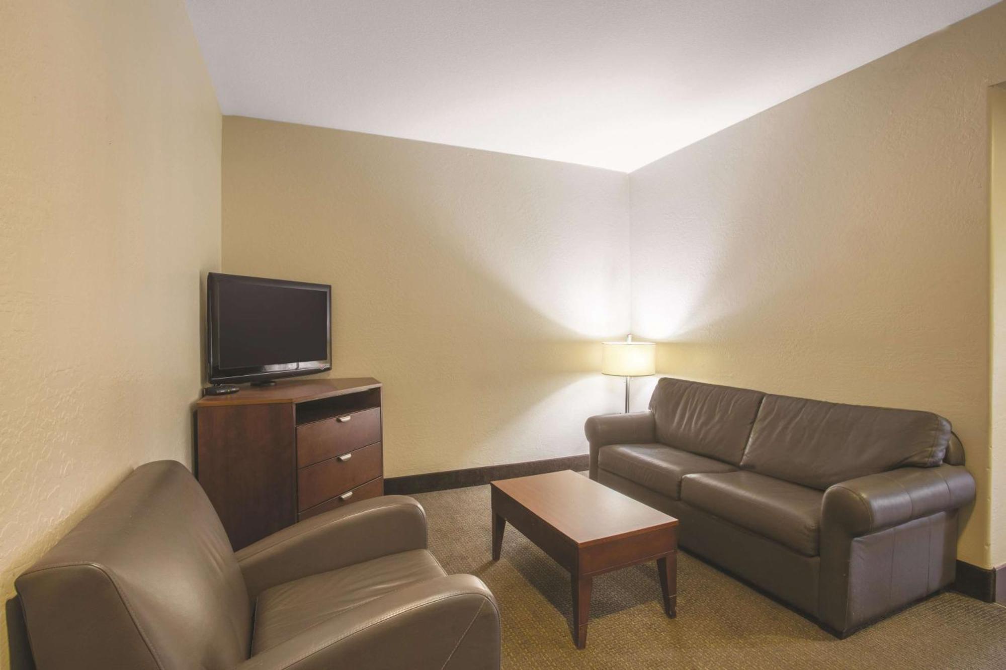 King Suite Pet Friendly 1st Floor Only Non-Smoking
