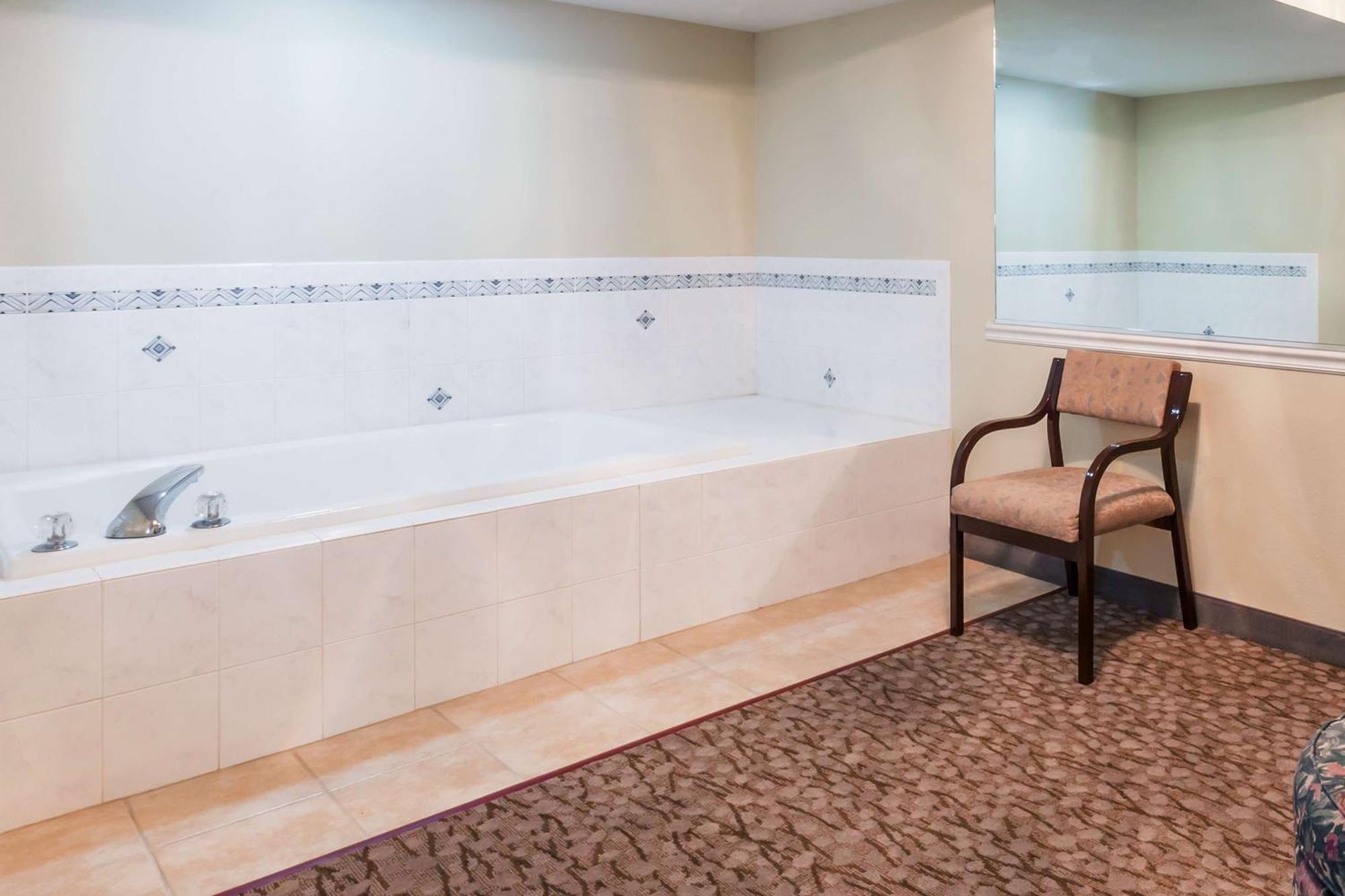Deluxe King Studio Suite Non-Smoking