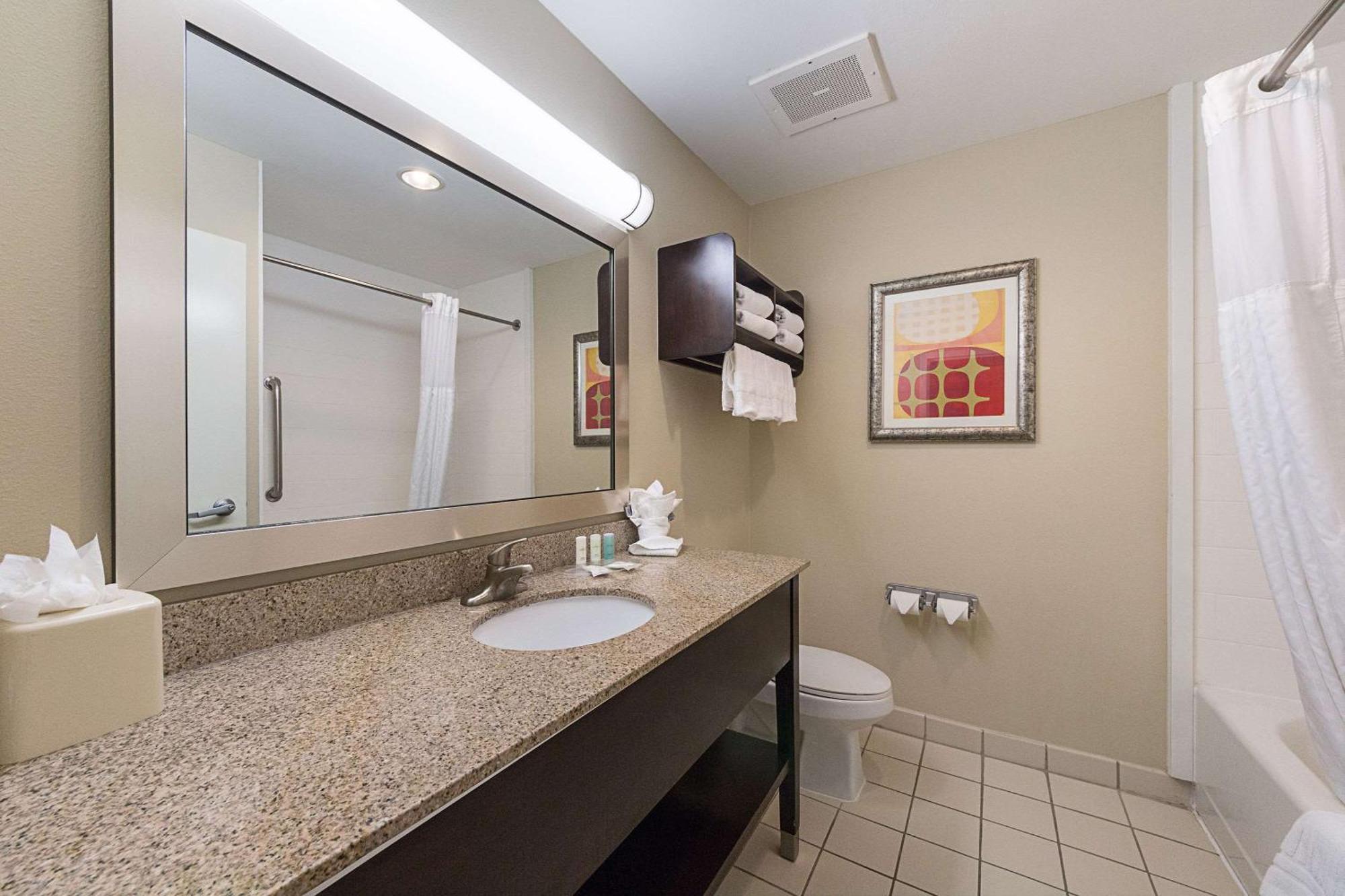 Queen Suite Partial Ocean View Non-Smoking