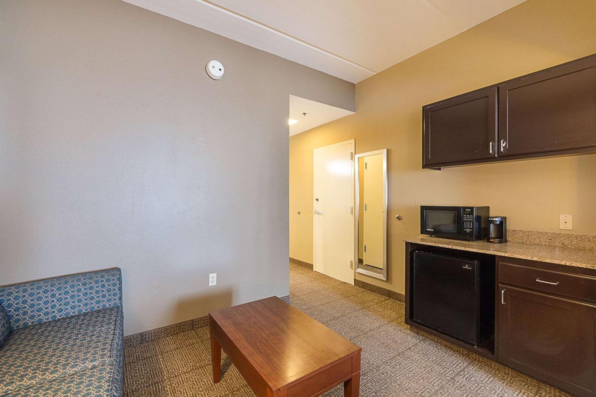 Queen Suite Partial Ocean View Non-Smoking