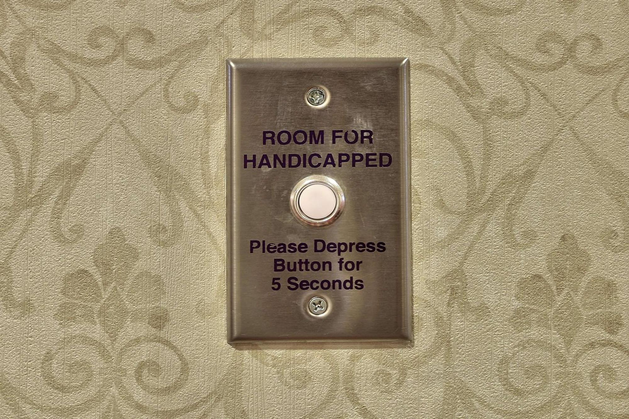 King Room Bath Tub Mobility Access